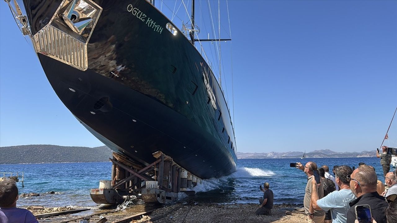Bodrum'da 50,5 Metrelik Yelkenli Yat Denize İndirildi