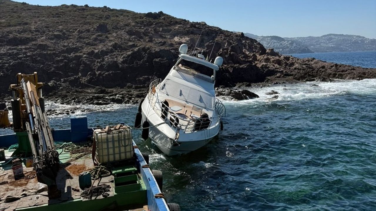 Bodrum'da Kayalıklara Çarpan Motoryatta Kurtarma Operasyonu