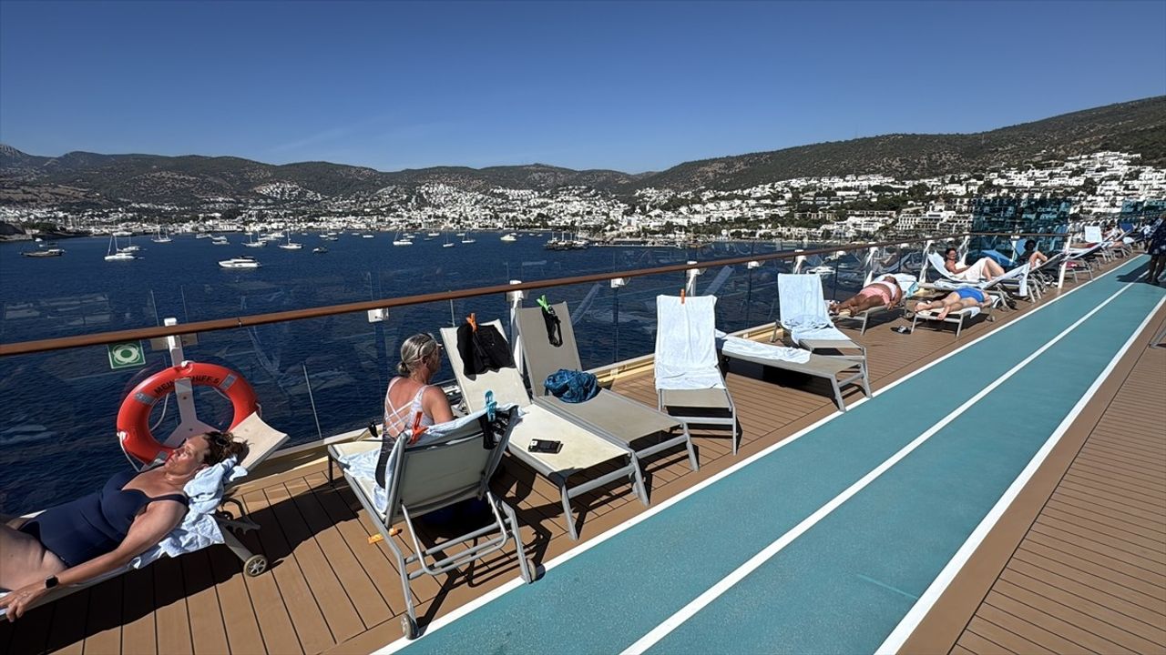 Bodrum'da Mein Schiff 5 Kruvaziyeriyle Gelen 2 Bin 545 Turist