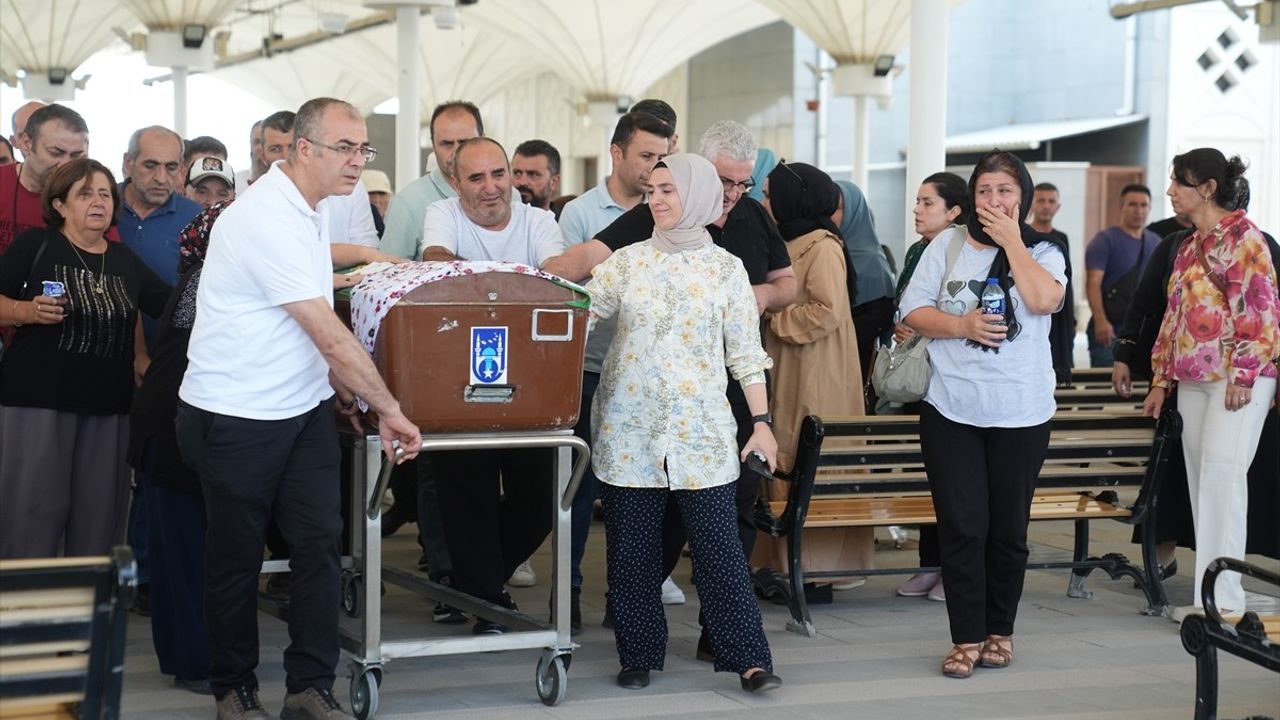 Boşanma Aşamasındaki Eşinin Kurbanı Olan Müesser Ünal'ın Cenazesi Defnedildi