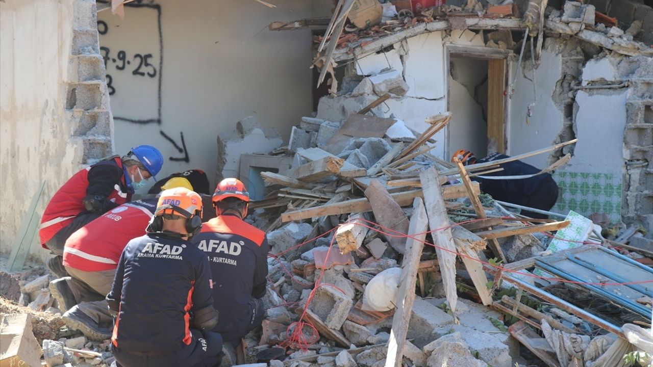 Burdur'da 5,7 Büyüklüğünde Deprem Tatbikatı Gerçekleştirildi