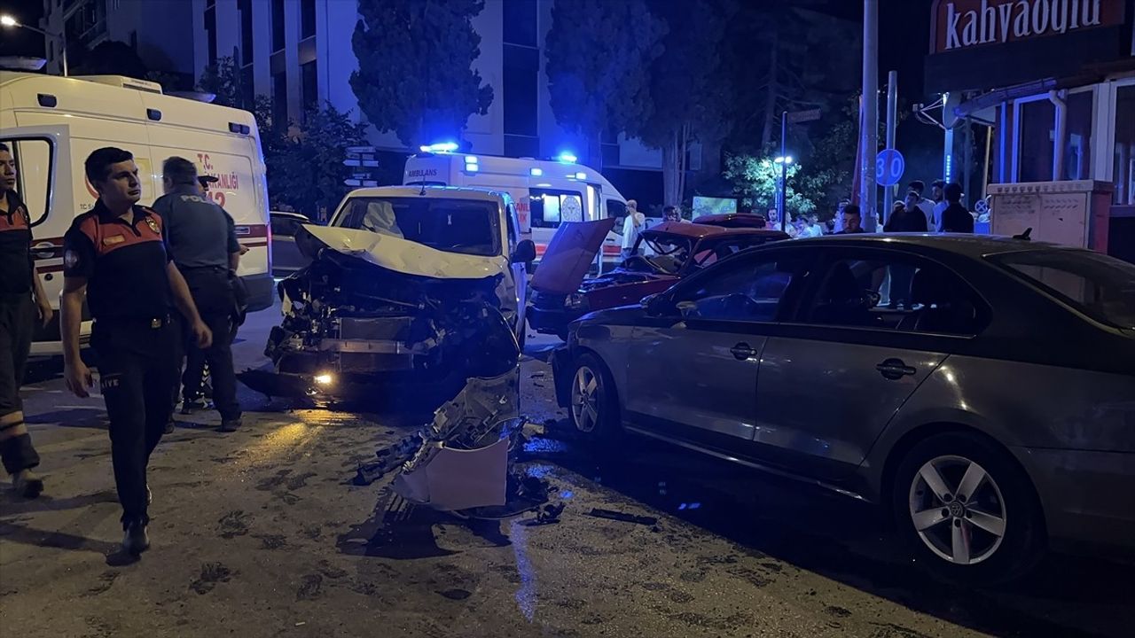 Burdur'da Üç Araçla Kaza: 1 Ölü, 4 Yaralı