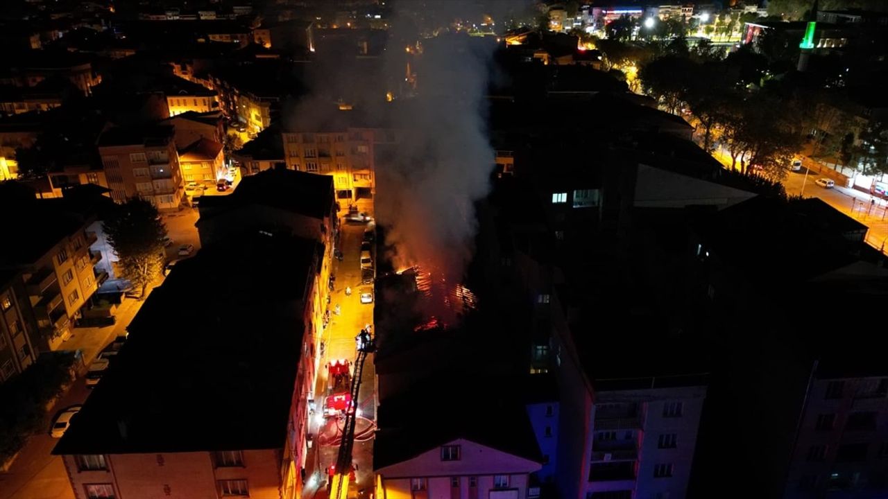 Bursa'da 5 Katlı Binanın Çatısında Yangın Çıktı