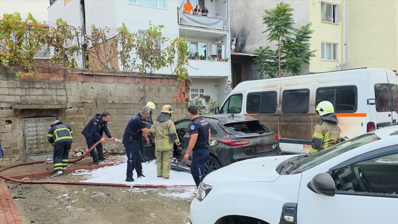 Bursa'da Otoparkta Yangın: 3 Araç Hasar Gördü