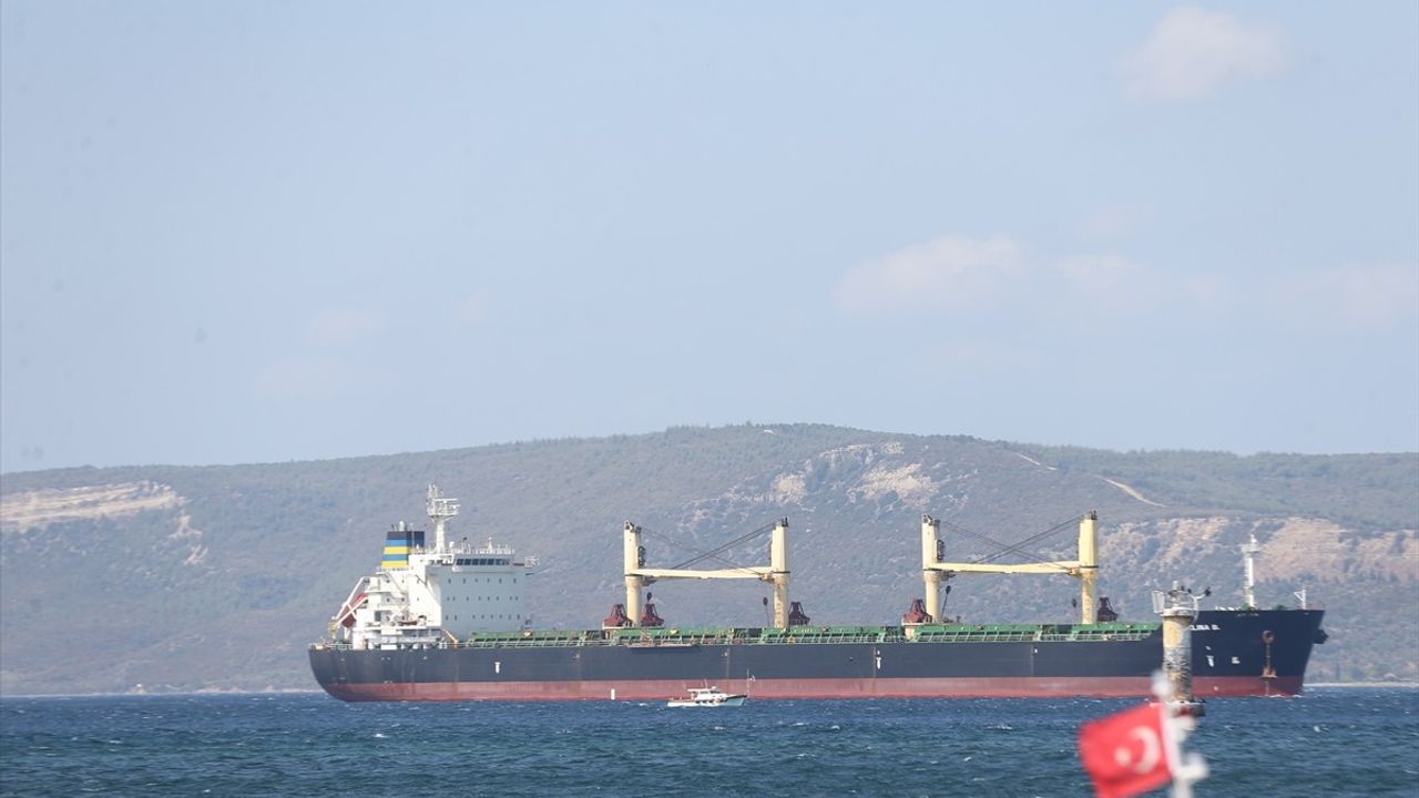 Çanakkale Boğazı'nda Makine Arızası Geçiren Gemi Kurtarıldı