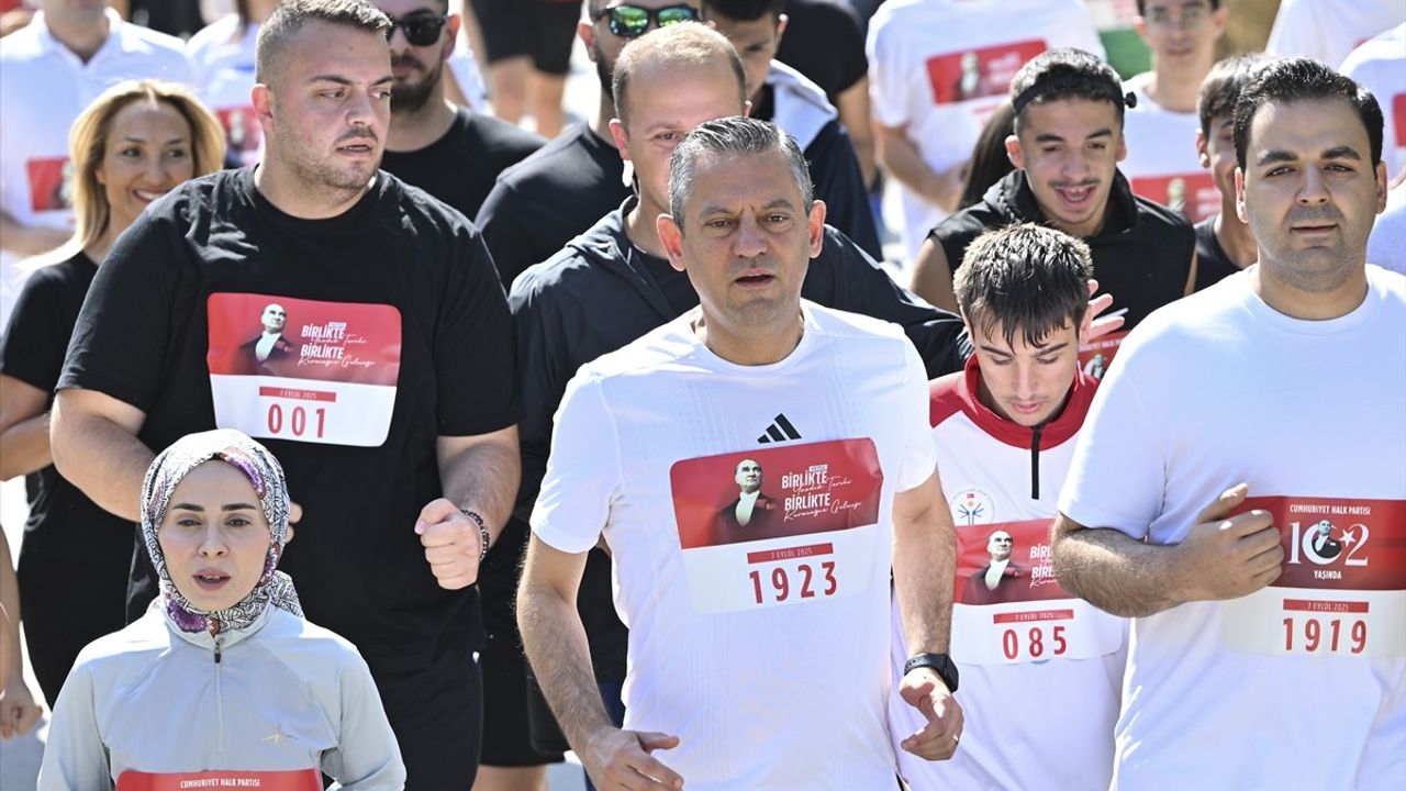 CHP Genel Başkanı Özgür Özel, 102. Yıl Koşusu'nda