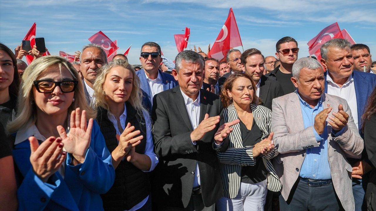 CHP Genel Başkanı Özgür Özel, Adana'dan Silivri'ye Yürüyen Gençlerle Bir Araya Geldi