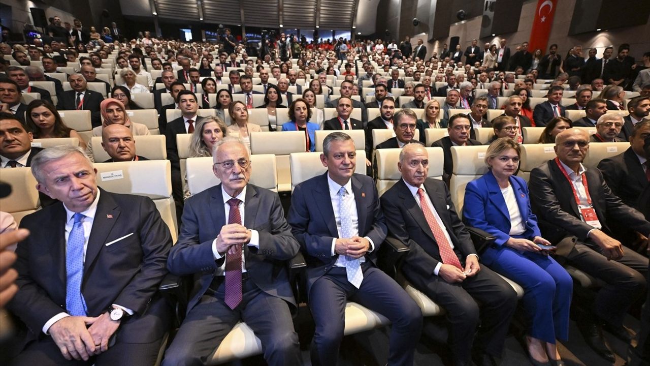 CHP Genel Başkanı Özgür Özel, İstanbul Yönetimine Sahip Çıktı