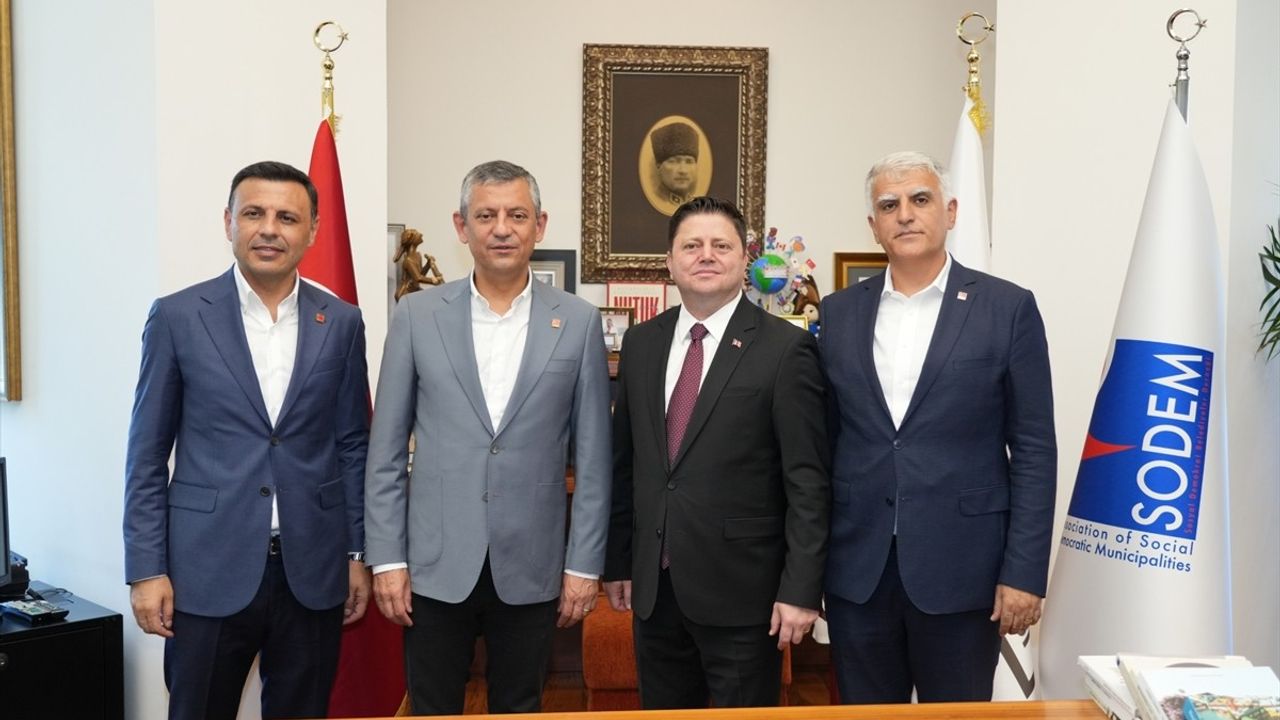 CHP Genel Başkanı Özgür Özel Kadıköy Belediyesi'ni Ziyaret Etti