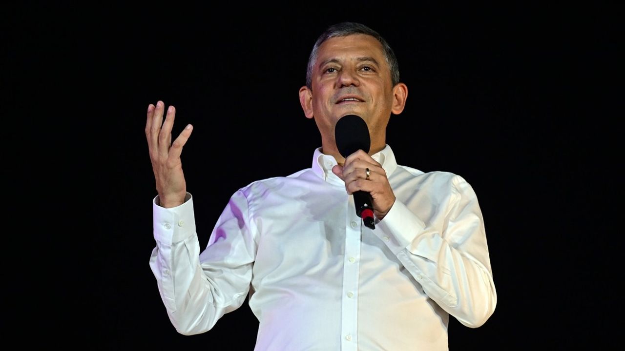 CHP Genel Başkanı Özgür Özel, Zeytinburnu Mitinginde Tarihi Mesajlar Verdi