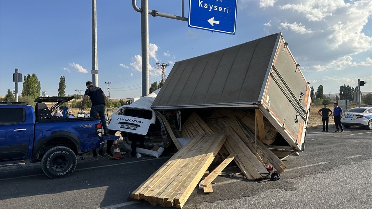 Çorum'da Kamyonet ve Minibüs Çarpıştı: 5 Yaralı