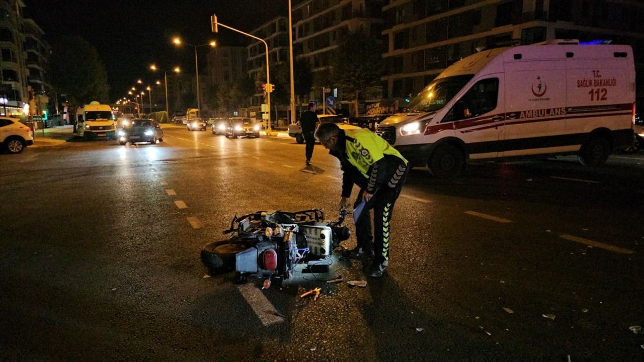 Çorum'da Motosiklet ile Otomobil Çarpıştı: 4 Yaralı