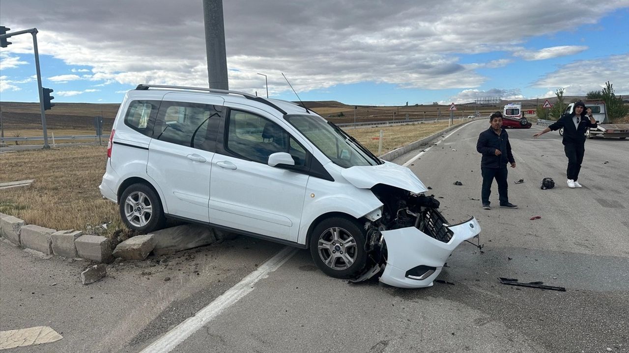 Çorum'da Trafik Kazası: 3 Yaralı
