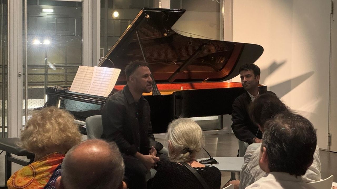 Dimitris Skyllas İstanbul Modern'de Müzikseverlerle Buluştu