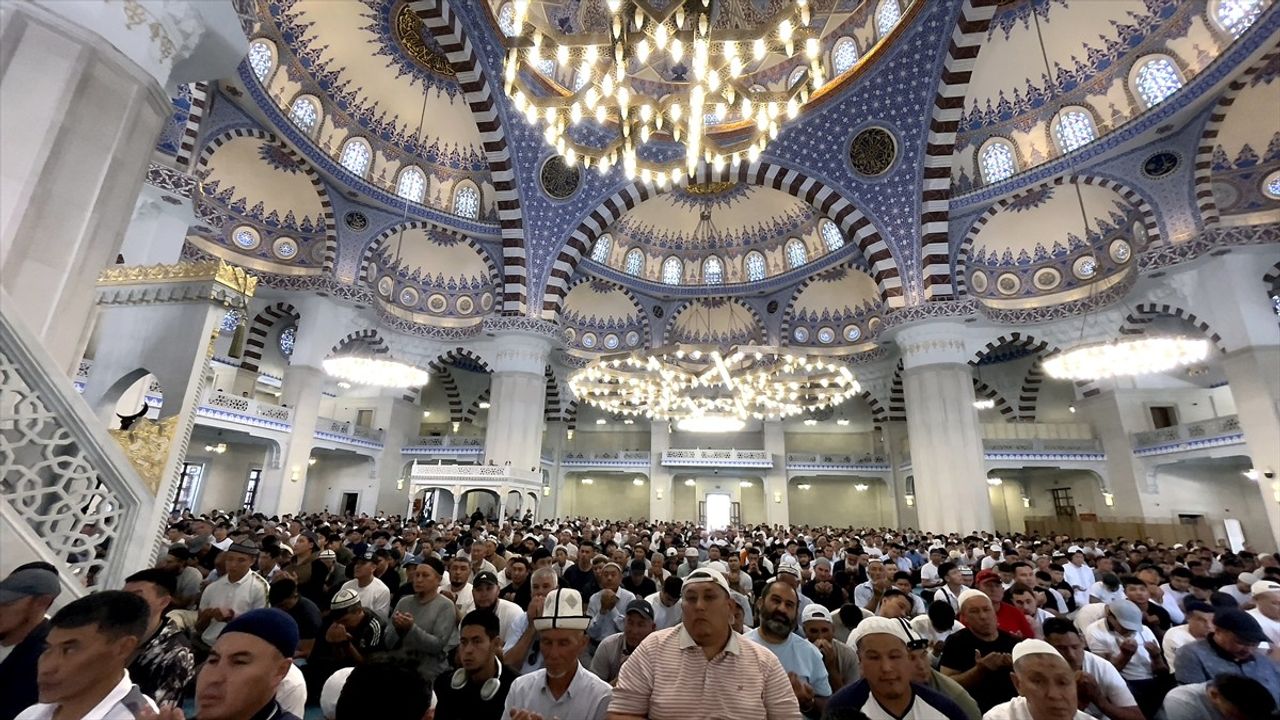 Diyanet İşleri Başkanı Erbaş Bişkek'te Cuma Namazı Kıldırdı