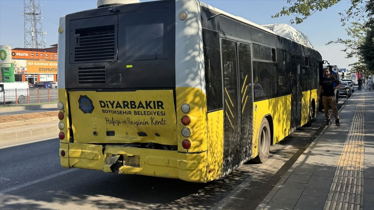 Diyarbakır'da Yolcu Minibüsü Belediye Otobüsüne Çarptı: 25 Yaralı