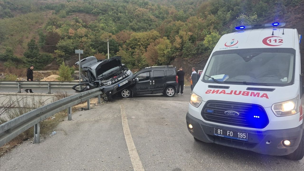 Düzce'de Trafik Kazası: 3 Yaralı