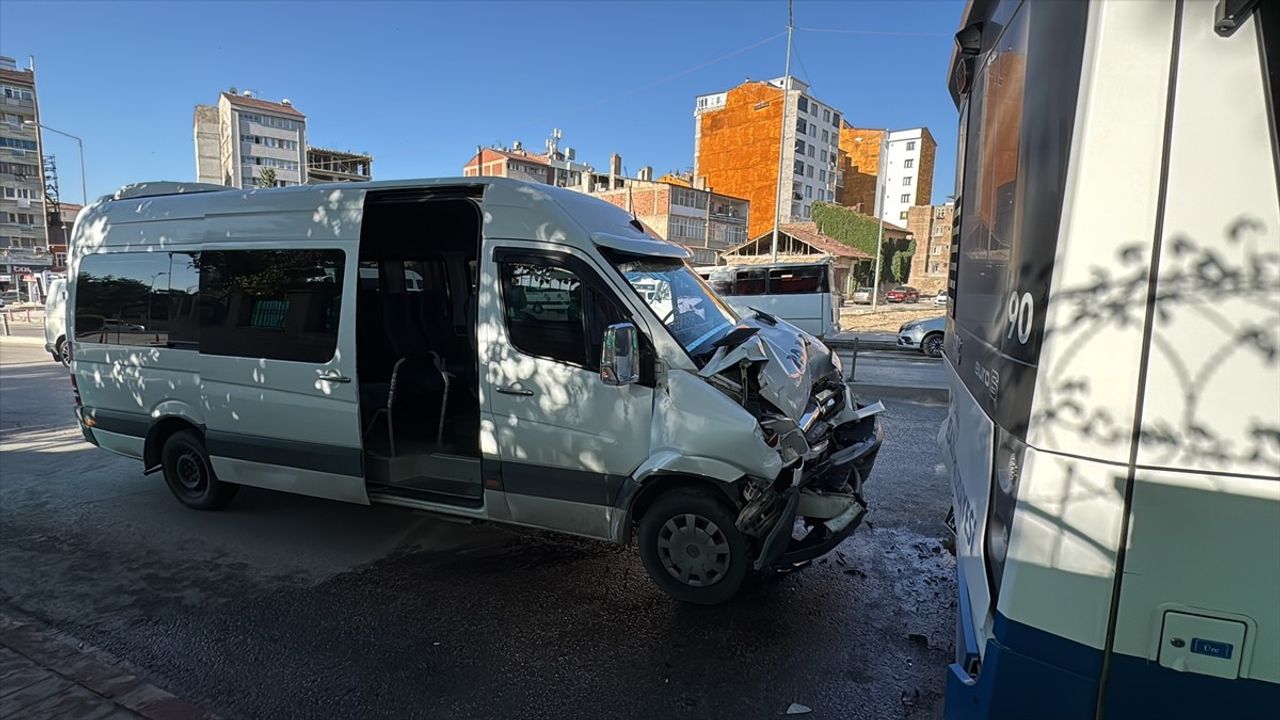 Elazığ'da Minibüs ve Otobüs Çarpıştı: 8 Yaralı