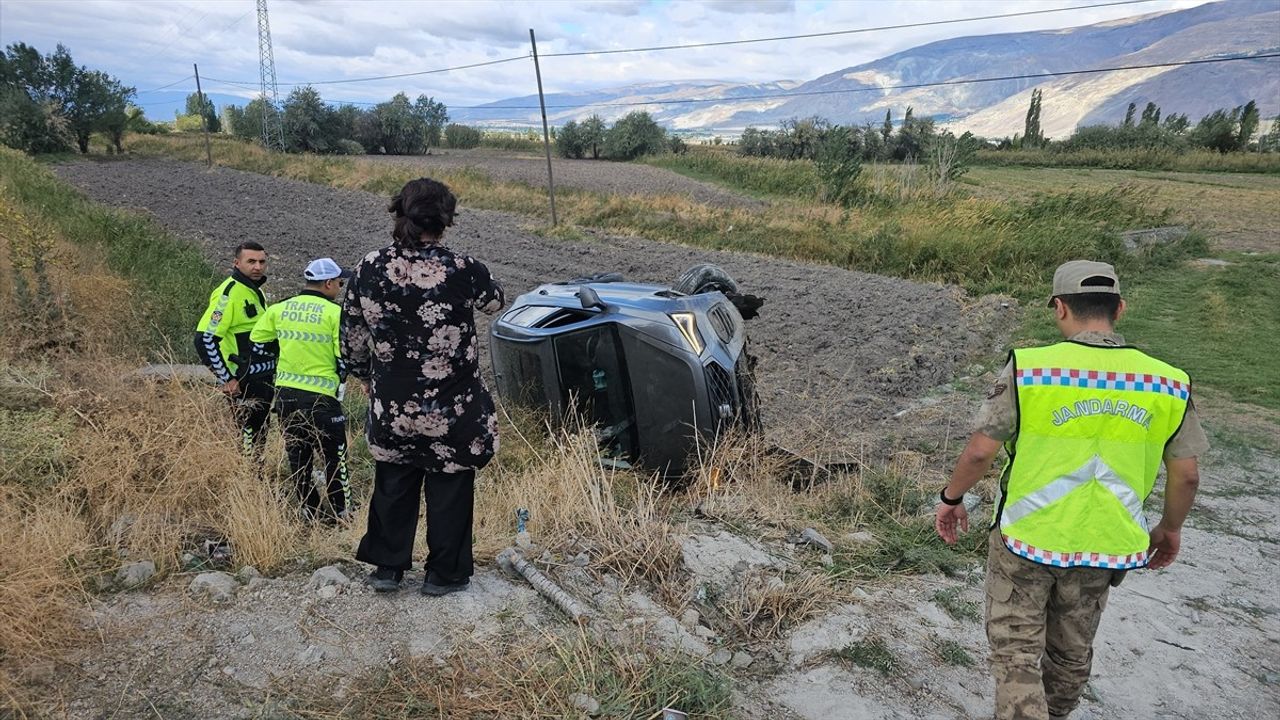 Erzincan'da Takla Atan Otomobilde Yaralılar Kurtarıldı