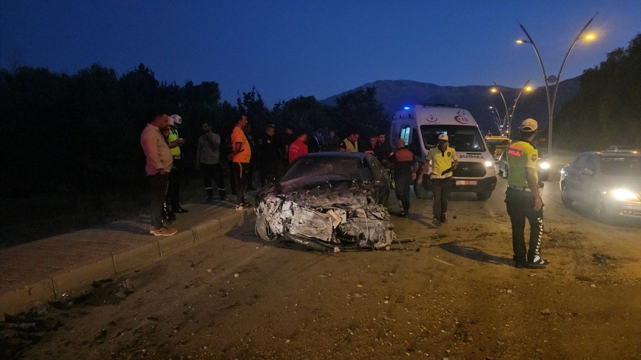 Erzincan'da Trafik Kazası: 3 Yaralı