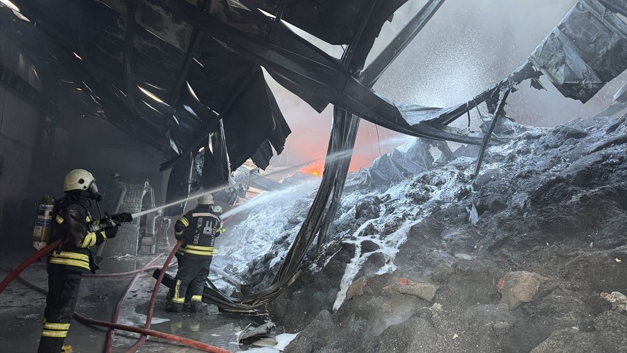 Erzurum'da Boya Üretim Tesisinde Yangın