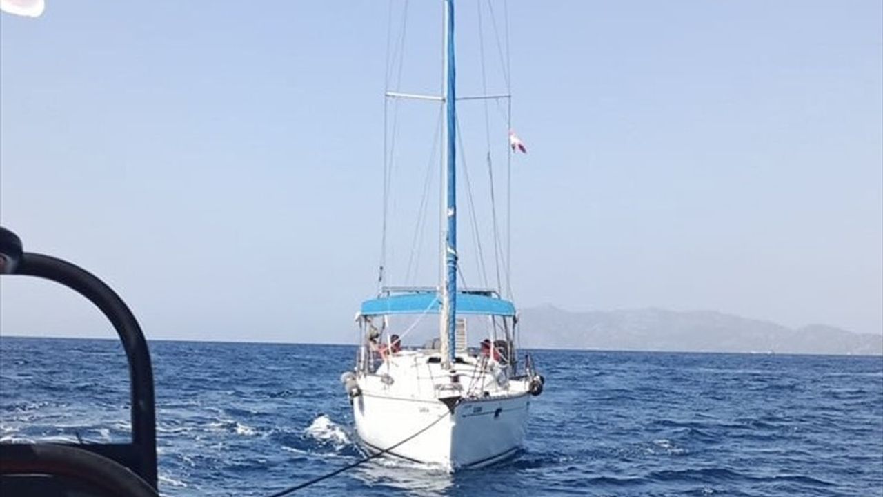 Fethiye Açıklarında Sürüklenen Tekne Kurtarıldı