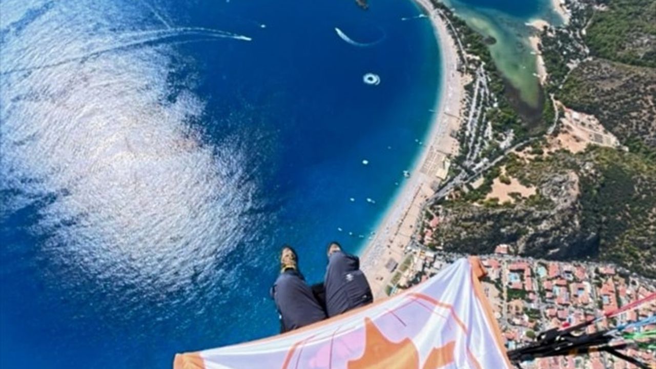 Fethiye'de Alzheimer Farkındalığı için Yamaç Paraşütü Etkinliği