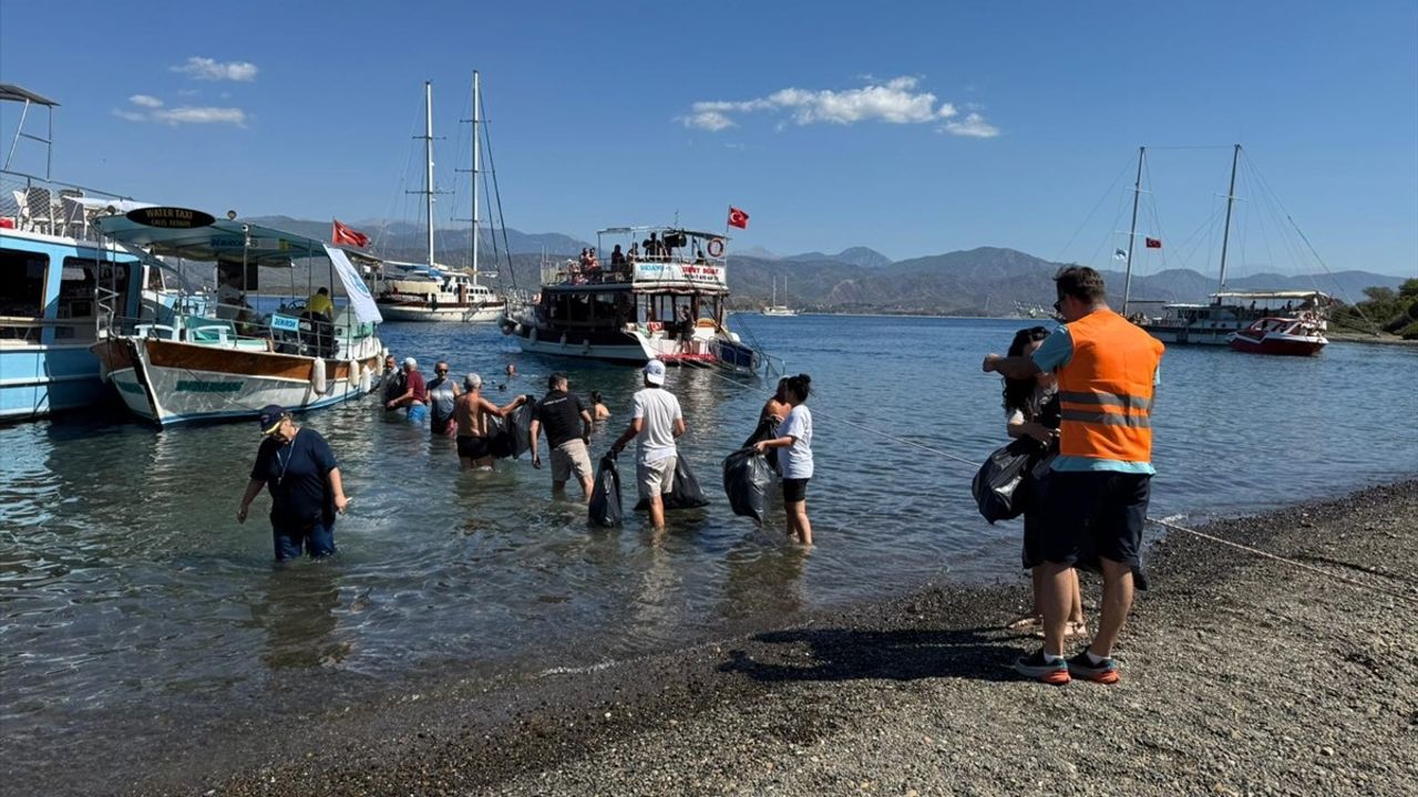 Fethiye'de Gönüllüler Kızılada'da Çevre Temizliği Gerçekleştirdi
