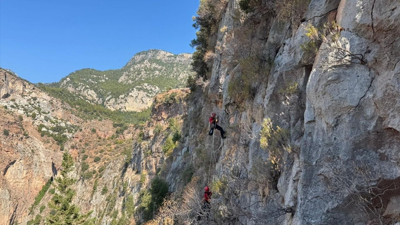 Fethiye'de Kayalıklarda Mahsur Kalan Alman Turist Kurtarıldı