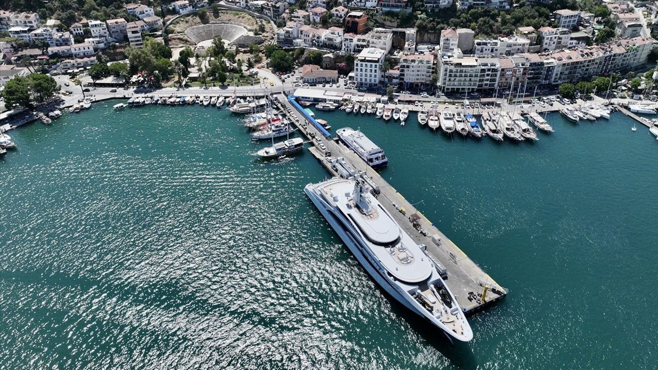 Fethiye'de Mega Yat "I Dynasty"a Yakıt İkmal Yapıldı
