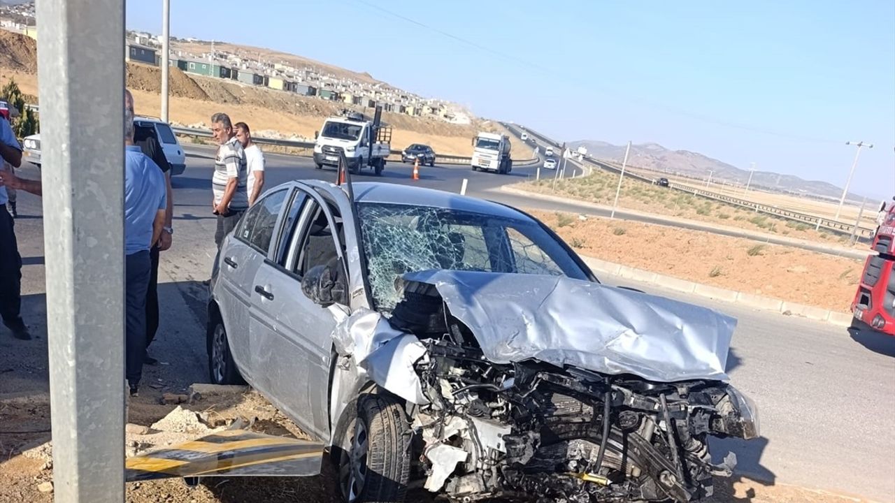 Gaziantep'te Otomobil ile Minibüs Çarpıştı