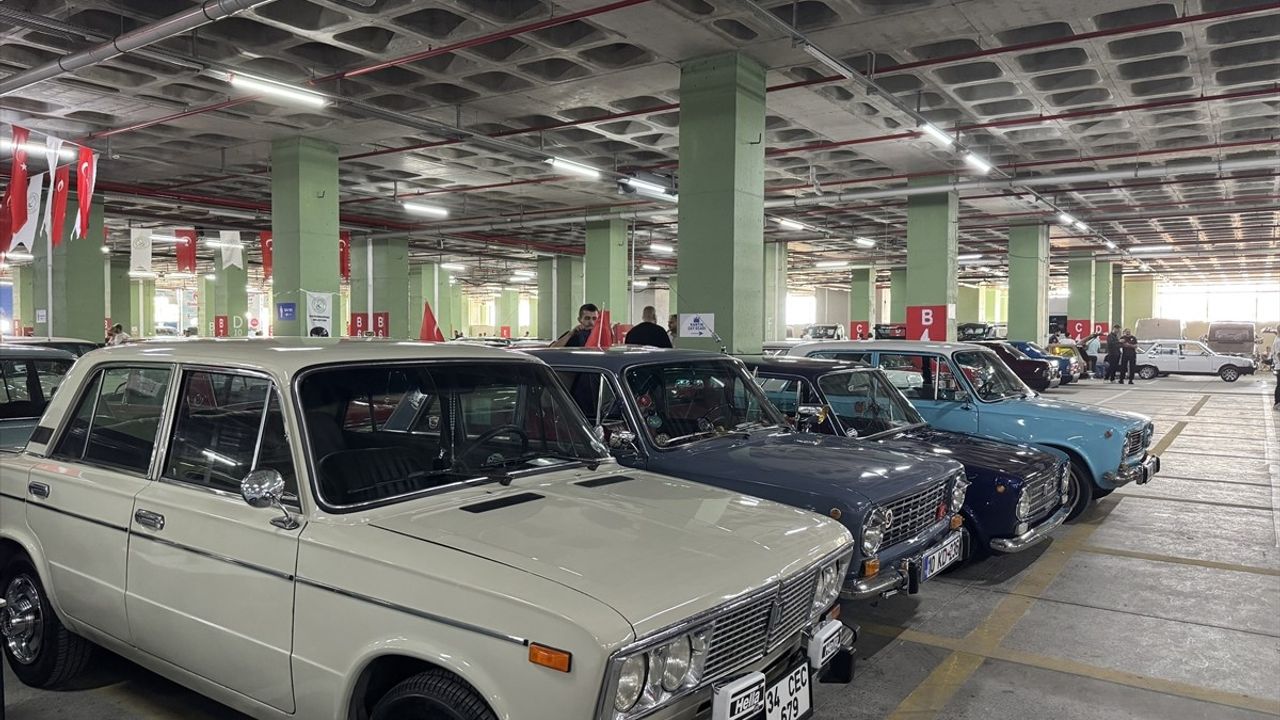 Gaziosmanpaşa'da Nostaljik Otomobil Festivali İlgi Gördü