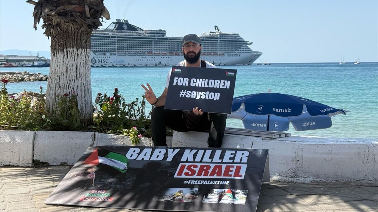 Gazze Saldırılarına Dikkat Çeken Tek Kişilik Eylem