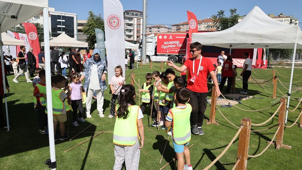 Geleneksel Oyunlar Tırı Nevşehir'de Çocuklarla Buluştu