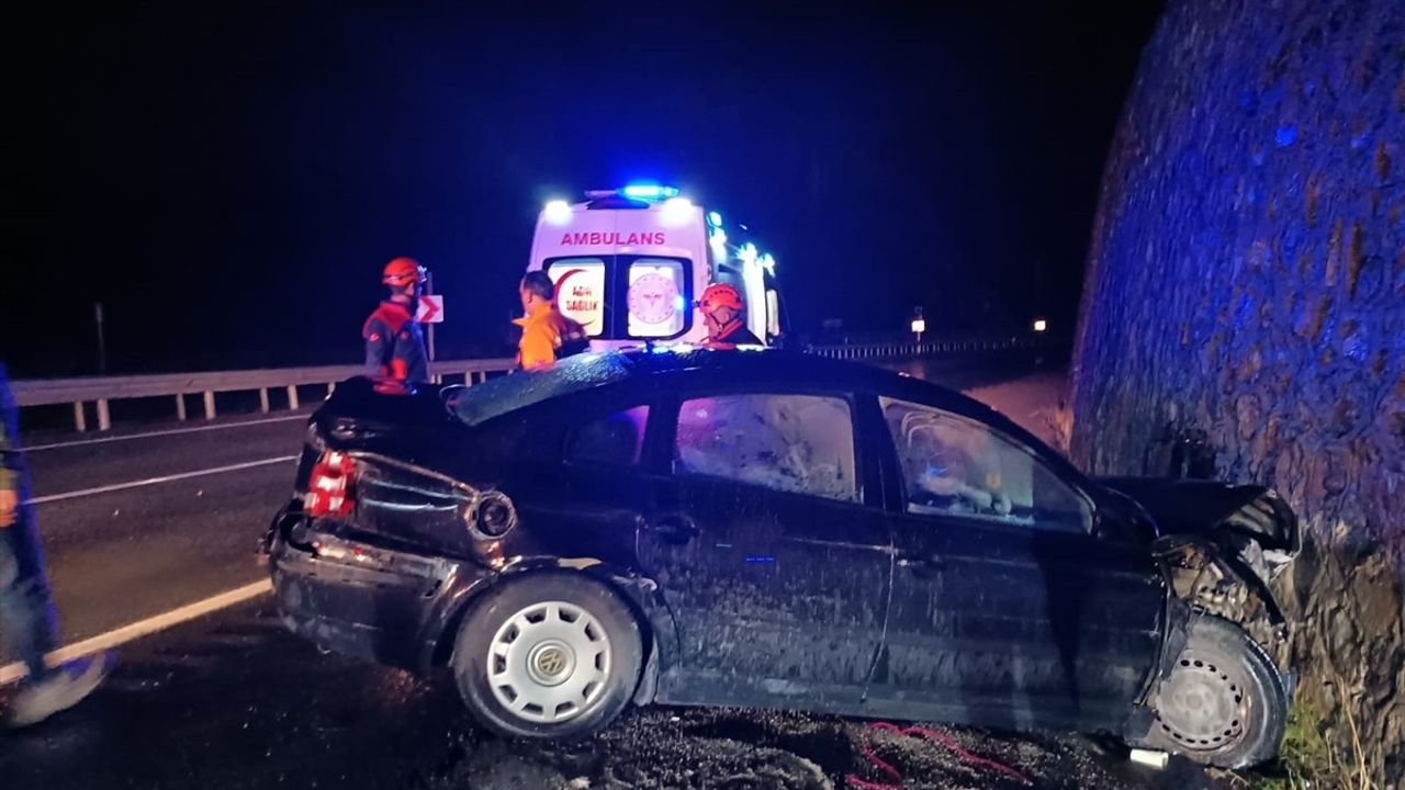 Gümüşhane'de İstinat Duvarına Çarpan Otomobilde Üç Yaralı