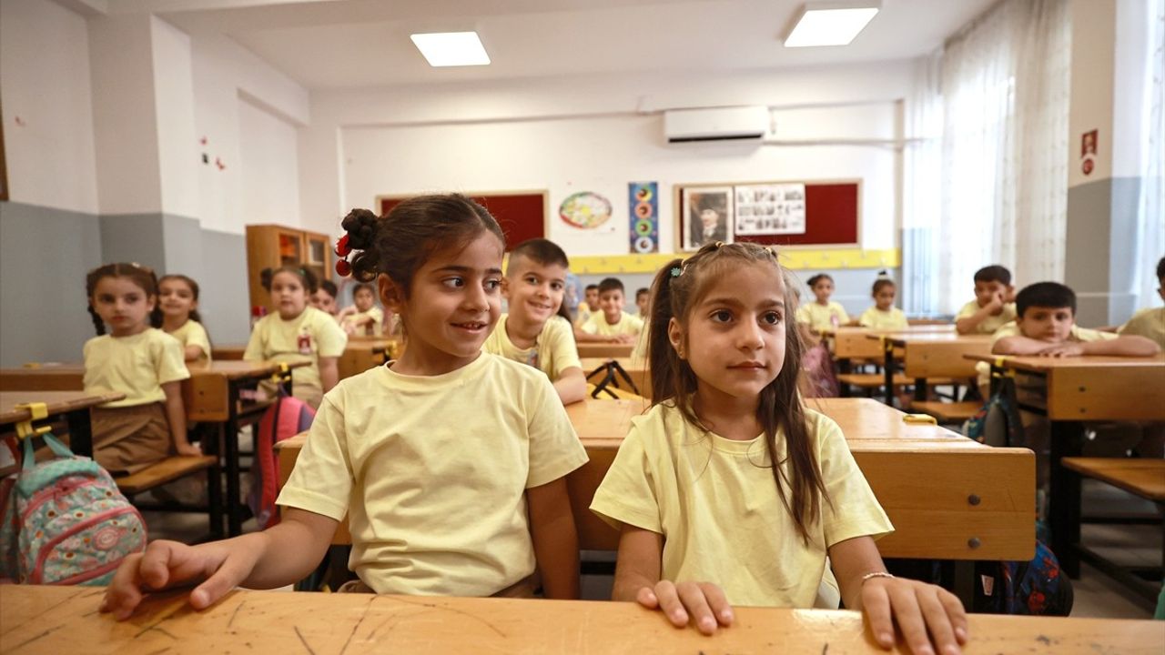 Güneydeki Öğrenciler Ders Başında: Adana, Mersin, Hatay ve Osmaniye'de İlk Zil Çaldı
