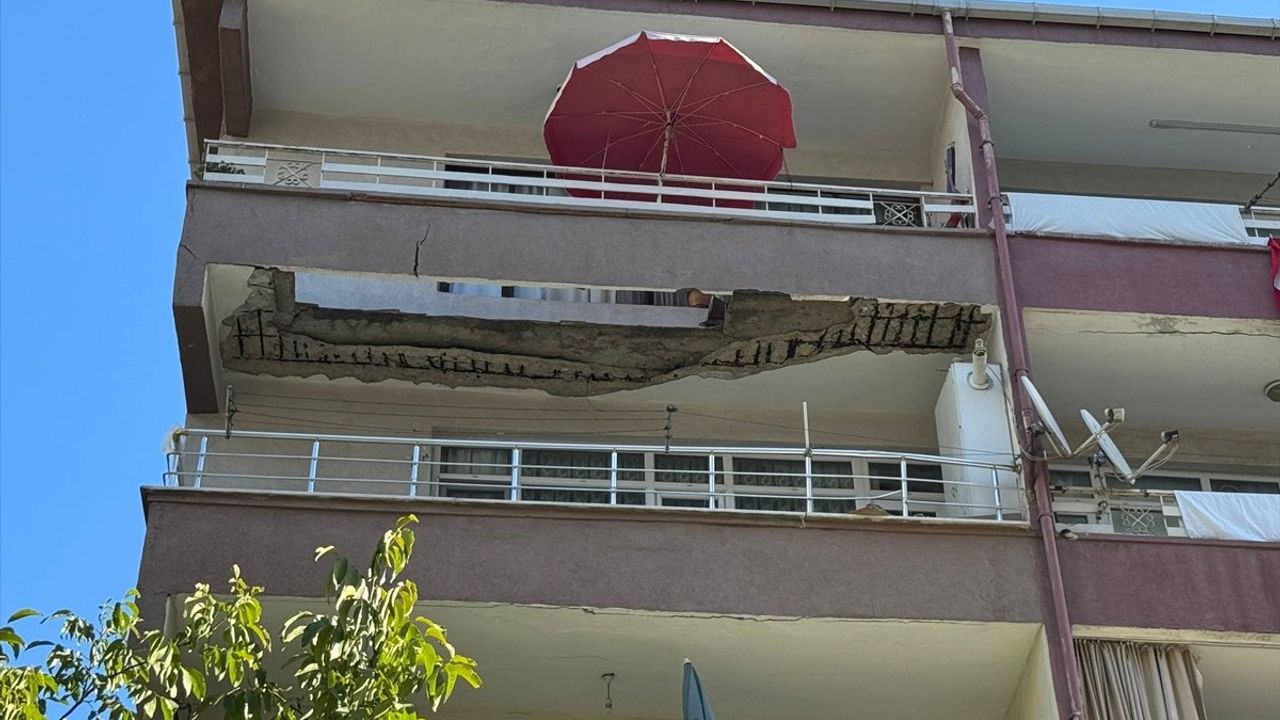 Güngören'de Balkon Çökmesi: Bina Tahliye Edildi