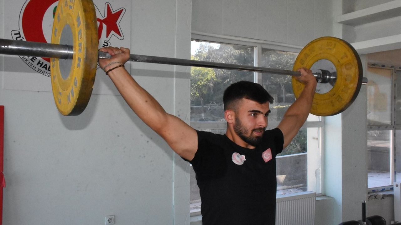 Halterde Şampiyonluğu Hedefleyen Genç Sporcu