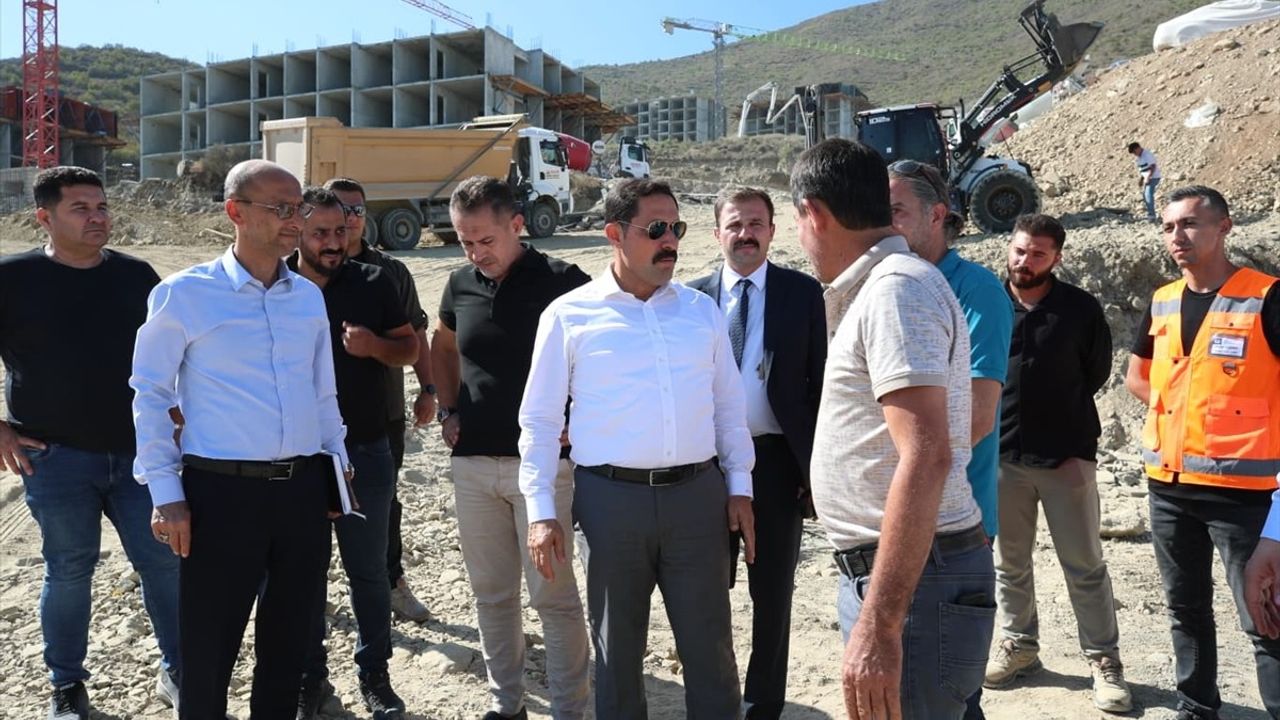 Hatay'da Afet Konutları ve Ticaret Merkezleri İnşası Devam Ediyor