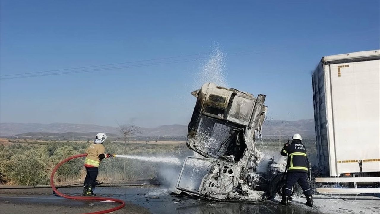 Hatay'da Seyir Halindeki Tırda Yangın Çıktı