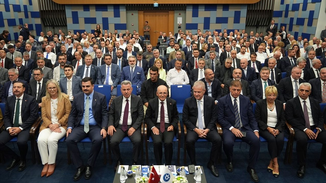 Hazine ve Maliye Bakanı İzmir'de İş Dünyasıyla Buluştu