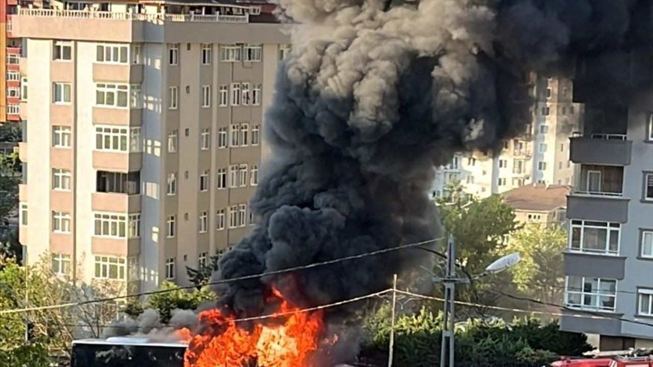 İETT Otobüsü Ümraniye'de Seyir Halindeyken Yandı