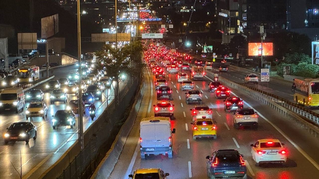 İstanbul'da Akşam Trafiği Felç Olmuş Durumda