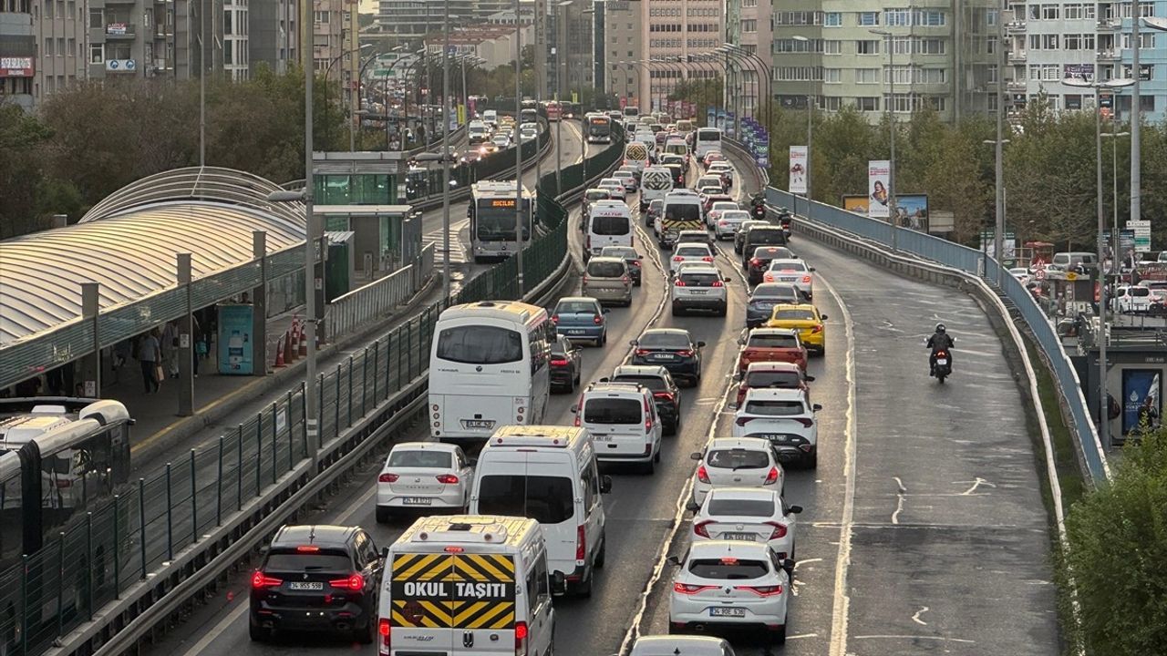 İstanbul'da Eğitim Yılı Başlarken Trafik Yoğunluğu Arttı