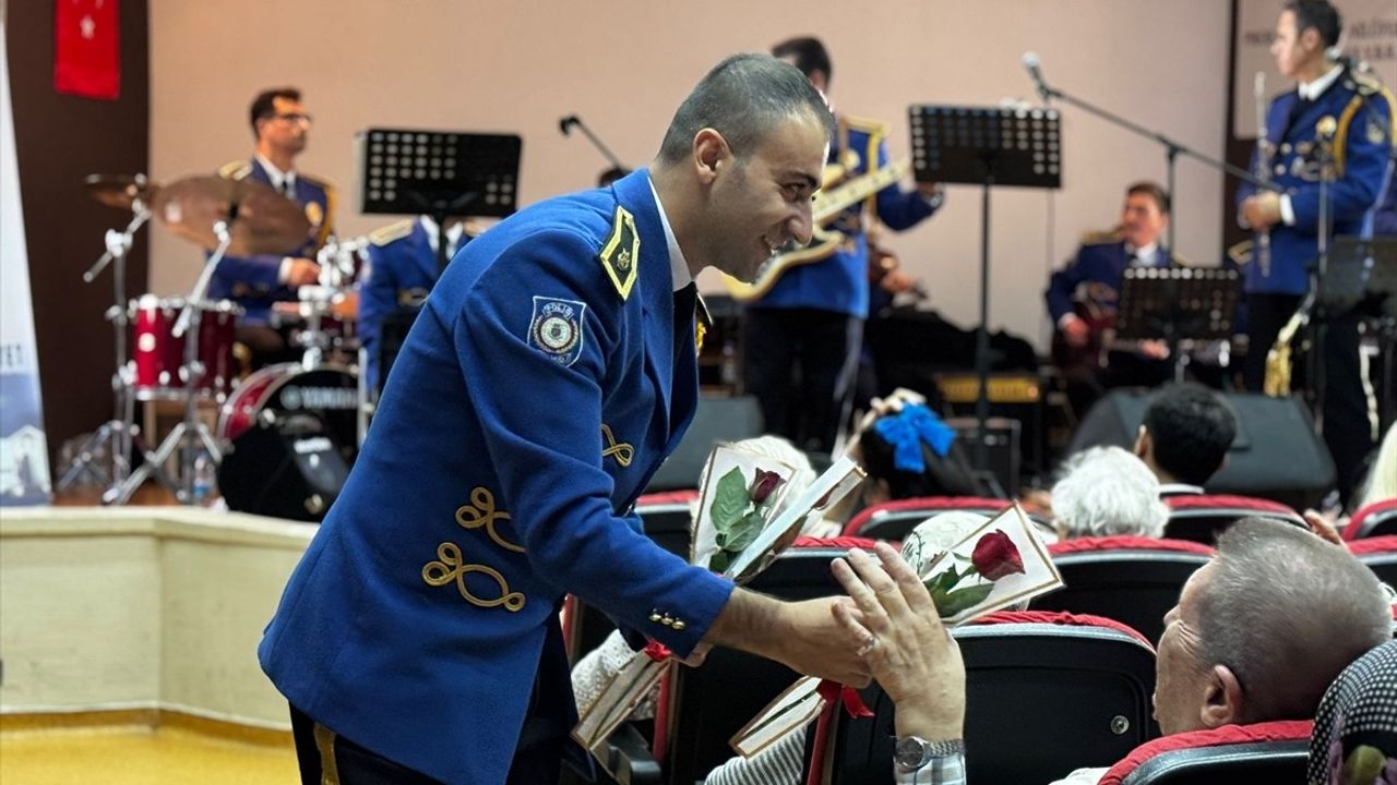 İstanbul'da Huzurevi Sakinlerine Konser: Polis Bandosu Etkinliği