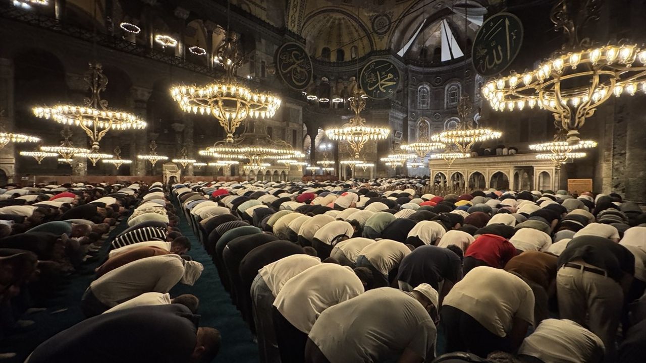 İstanbul'da Mevlit Kandili Coşkusu