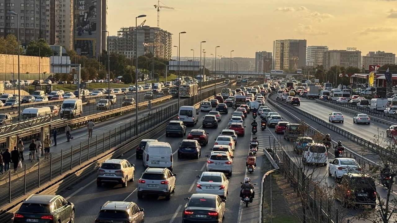 İstanbul'da Trafik Yoğunluğu Yüzde 74'e Ulaştı