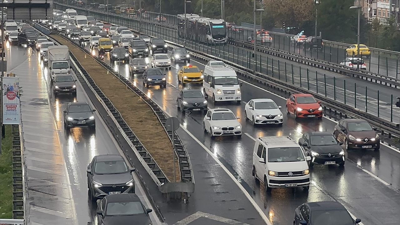 İstanbul'da Yağışla Artan Trafik Yoğunluğu