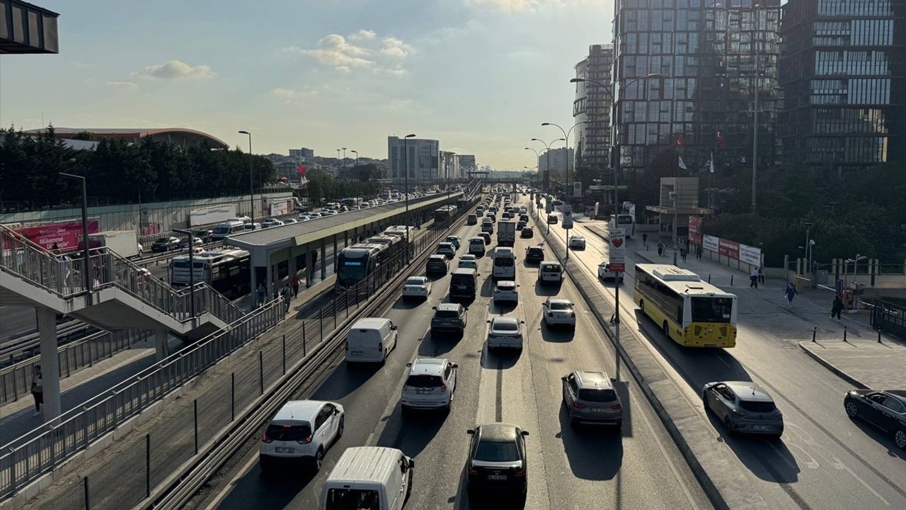 İstanbul Trafik Yoğunluğu Artıyor