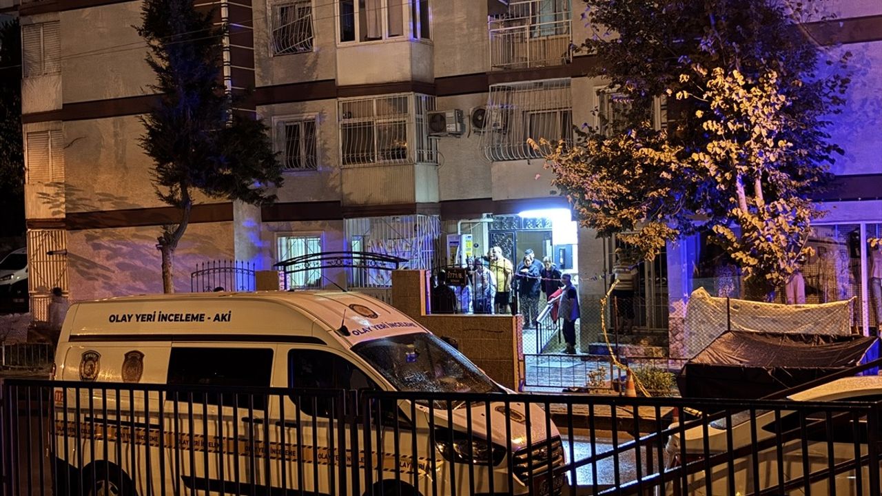 İzmir'de Bıçaklı Kavga: 1 Ölü, 2 Yaralı
